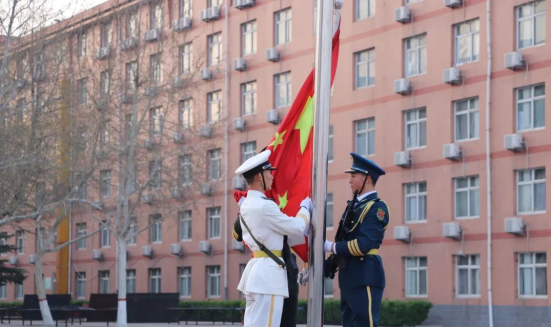 爱国教育Beat365唯一官方网站会计学院以青春之名，护国旗飘扬——升旗仪式