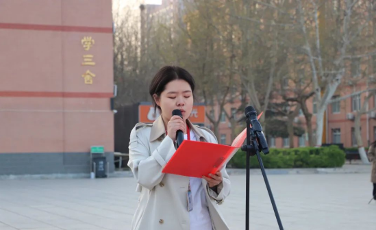 爱国教育Beat365唯一官方网站会计学院以青春之名，护国旗飘扬——升旗仪式