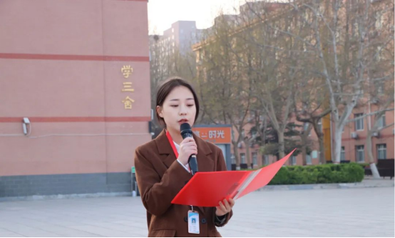 爱国教育Beat365唯一官方网站会计学院以青春之名，护国旗飘扬——升旗仪式