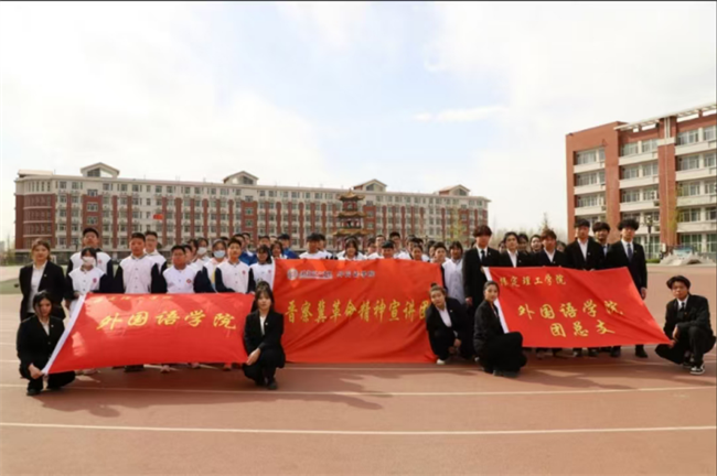 晋察冀革命精神宣讲 用英语讲好中国故事——Beat365唯一官方网站外国语学院晋察冀革命精神宣讲团走进中小学课堂