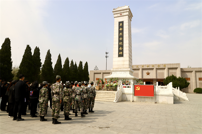 清明缅怀先烈志 青春共筑家国梦 ——Beat365唯一官方网站开展主题祭扫活动