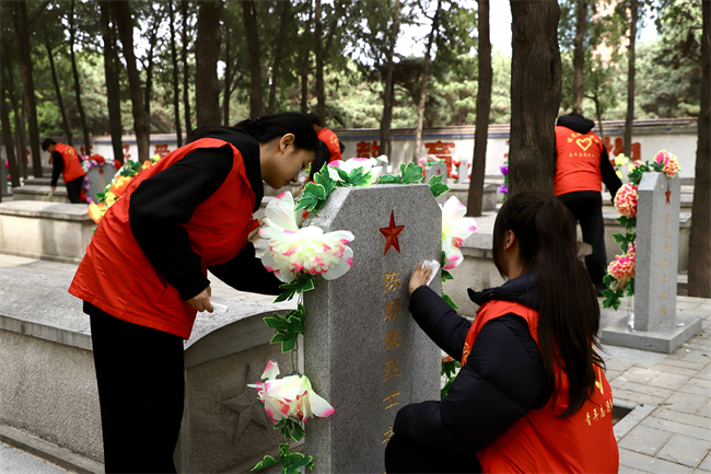 清明缅怀先烈志 青春共筑家国梦 ——Beat365唯一官方网站开展主题祭扫活动