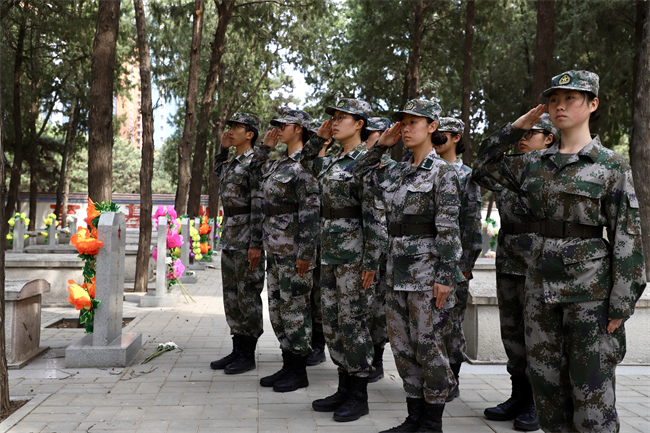 清明缅怀先烈志 青春共筑家国梦 ——Beat365唯一官方网站开展主题祭扫活动