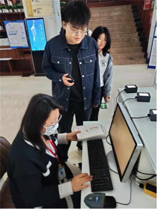康复医学院同学积极参与图书馆读书月借书活动