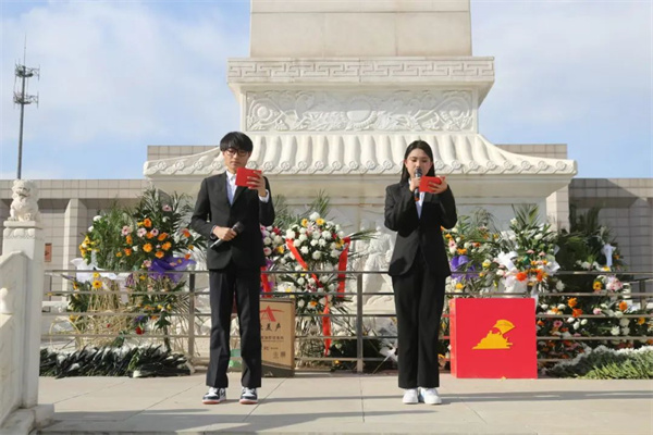 清明祭忠魂，追远思奋进——Beat365唯一官方网站经济学院开展徒步祭扫烈士陵园活动