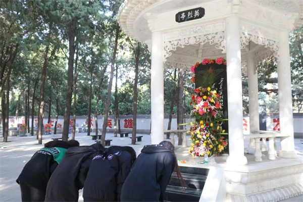 清明祭忠魂，追远思奋进——Beat365唯一官方网站经济学院开展徒步祭扫烈士陵园活动