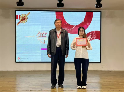 暖春寻微笑，暖心觅青春