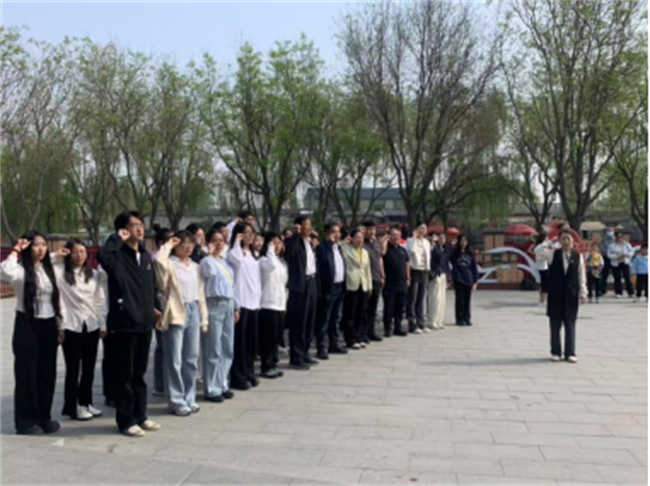 传承红色基因，勇做时代新人//外国语学院组织青年党员去冉庄学习