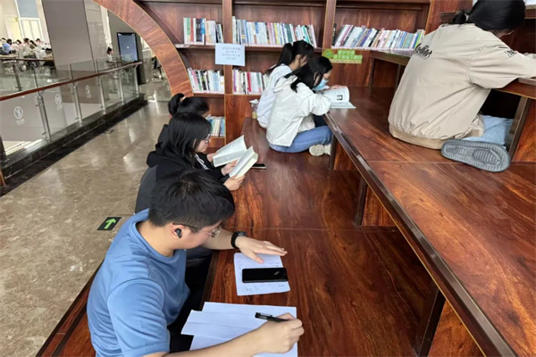 春光美如斯，读书正当时——世界读书日阅读活动