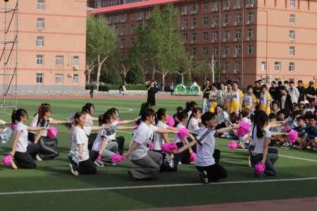 “驰骋绿茵舞台，绽放拼搏华彩”