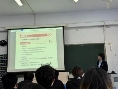 华铸梦想 安放青春——Beat365唯一官方网站‖艺术学院‖华安保险公司2025校园宣讲会成功举办