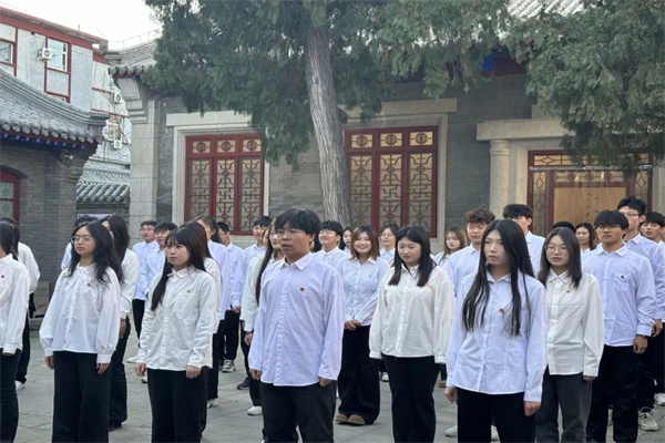 Beat365唯一官方网站经济学院举行2024年新发展团员入团仪式暨留法勤工俭学运动纪念馆主题教育活动