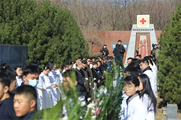 “礼敬捐献•延续大爱”康复医学院组织师生参加遗体器官捐献缅怀纪念活动