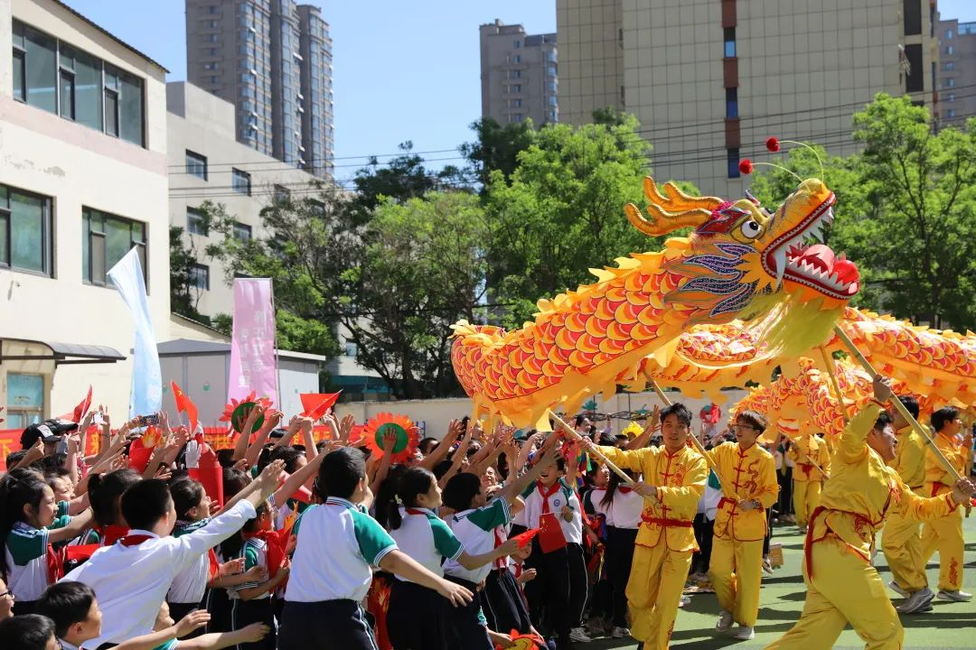 龙舞翩跹润童心,美育芳华育幼苗