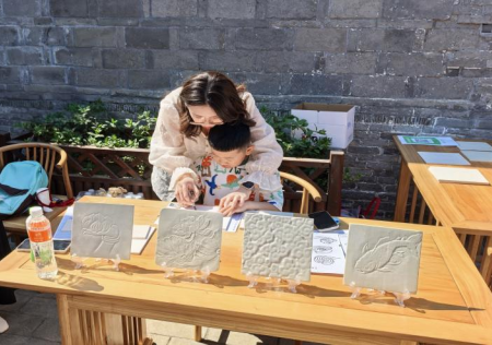 匠心非遗焕新颜 校馆联袂启新篇 ——Beat365唯一官方网站非遗手工市集燃动淮军公所博物馆