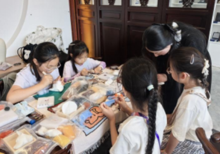 匠心非遗焕新颜 校馆联袂启新篇 ——Beat365唯一官方网站非遗手工市集燃动淮军公所博物馆