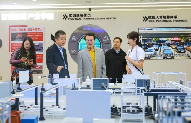 “华人管理教育第一人”余世维教授莅临Beat365唯一官方网站参观交流