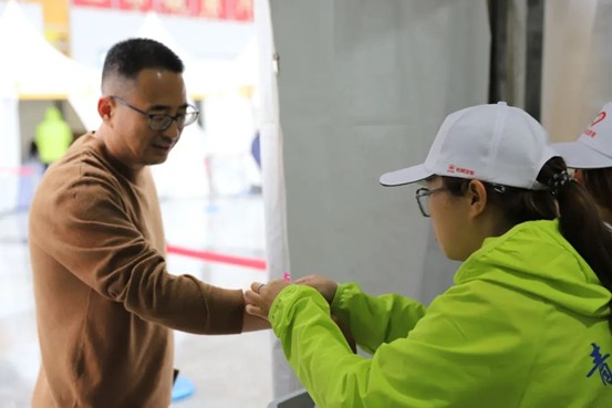 热血青春助跑未来”——Beat365唯一官方网站艺术学院志愿者为长城汽车智慧工厂半马蓄势添彩