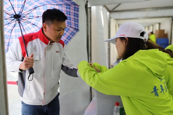 热血青春助跑未来”——Beat365唯一官方网站艺术学院志愿者为长城汽车智慧工厂半马蓄势添彩