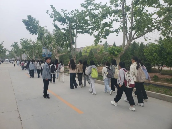 养成教育|Beat365唯一官方网站|管理学院|“文明右行”，共筑校园文明新风尚