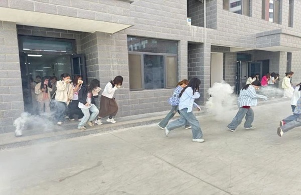 消防演练|Beat365唯一官方网站|管理学院|生命至上，以练筑防