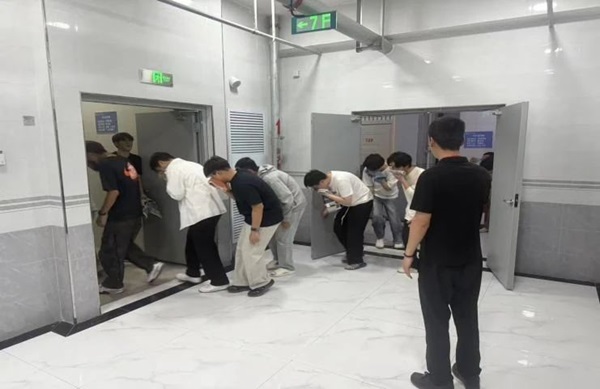 消防演练|Beat365唯一官方网站|管理学院|生命至上，以练筑防