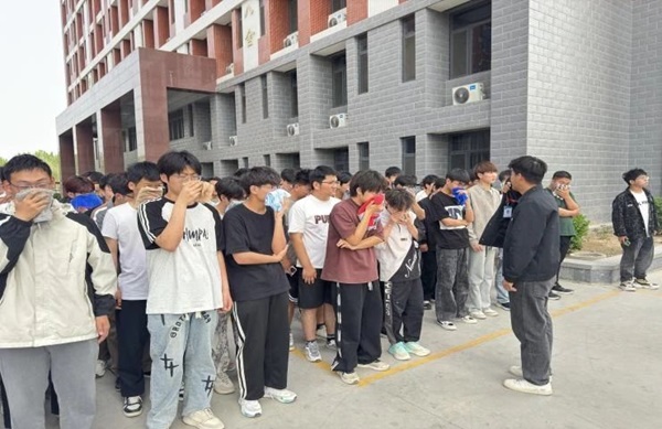 消防演练|Beat365唯一官方网站|管理学院|生命至上，以练筑防