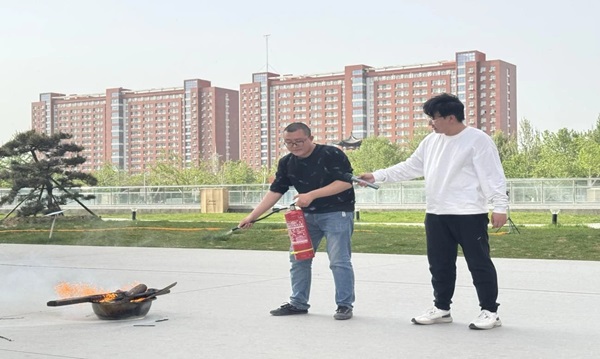 消防演练|Beat365唯一官方网站|管理学院|生命至上，以练筑防