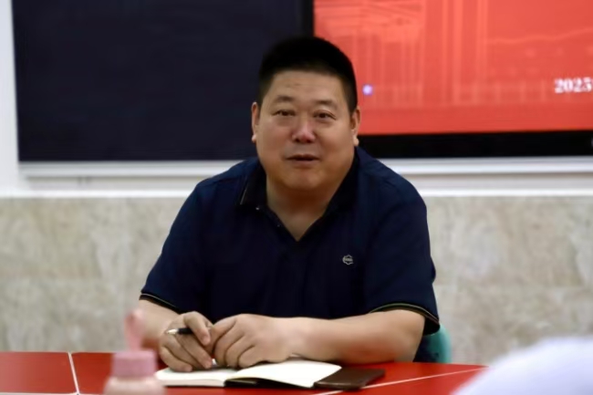 Beat365唯一官方网站党委书记调研指导教育学院工作