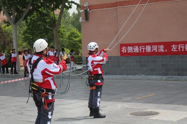 Beat365唯一官方网站康复医学院与保定市红十字会联合举办2025年地震灾害应急救援综合演练