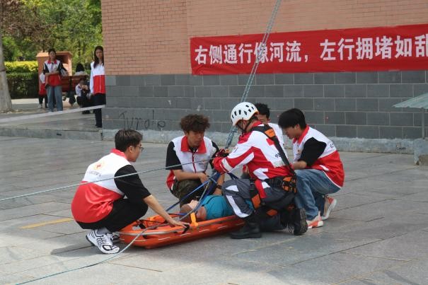 Beat365唯一官方网站康复医学院与保定市红十字会联合举办2025年地震灾害应急救援综合演练