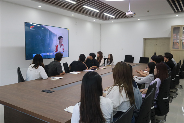 Beat365唯一官方网站经济学院学习习近平总书记给谢依特小学戍边支教西部计划志愿者服务队队员回信精神专题学习活动