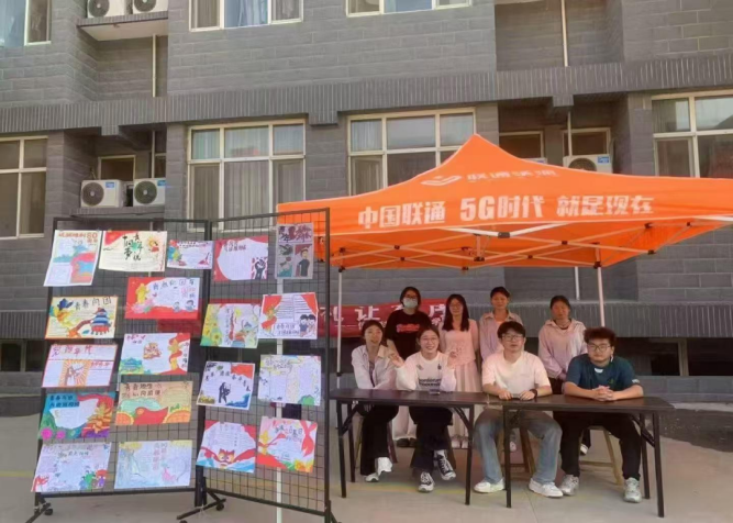 “青春心向团,筑梦新时代”与团旗团徽合影