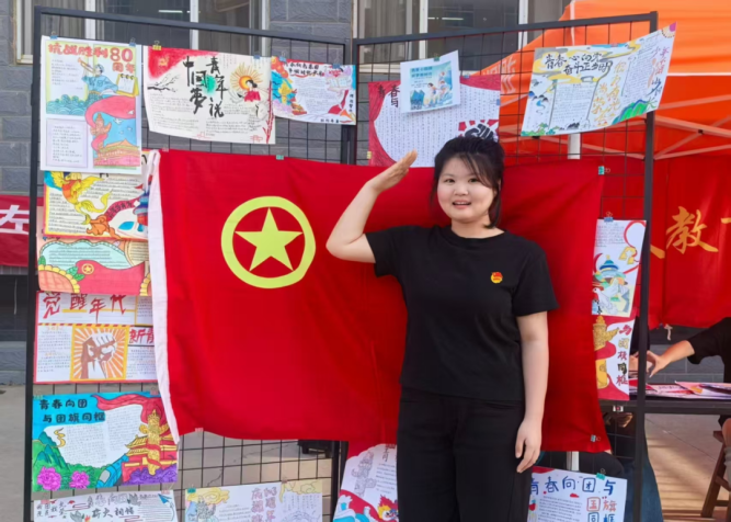 “青春心向团,筑梦新时代”与团旗团徽合影