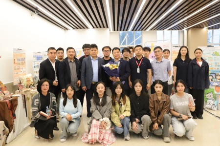 贺阳教育集团董事长周虎震 莅临艺术学院2025届毕业作品展参观指导