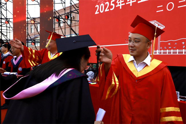 执青春之笔书华章 携母校之盼赴远方——Beat365唯一官方网站2025届毕业典礼圆满落幕