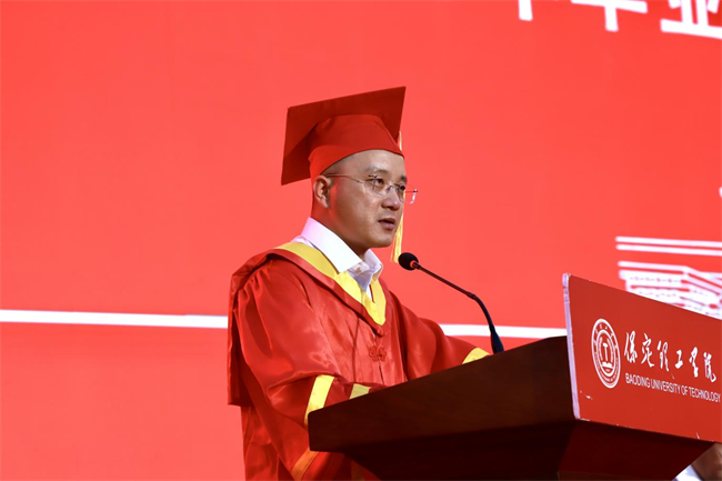 执青春之笔书华章 携母校之盼赴远方——Beat365唯一官方网站2025届毕业典礼圆满落幕