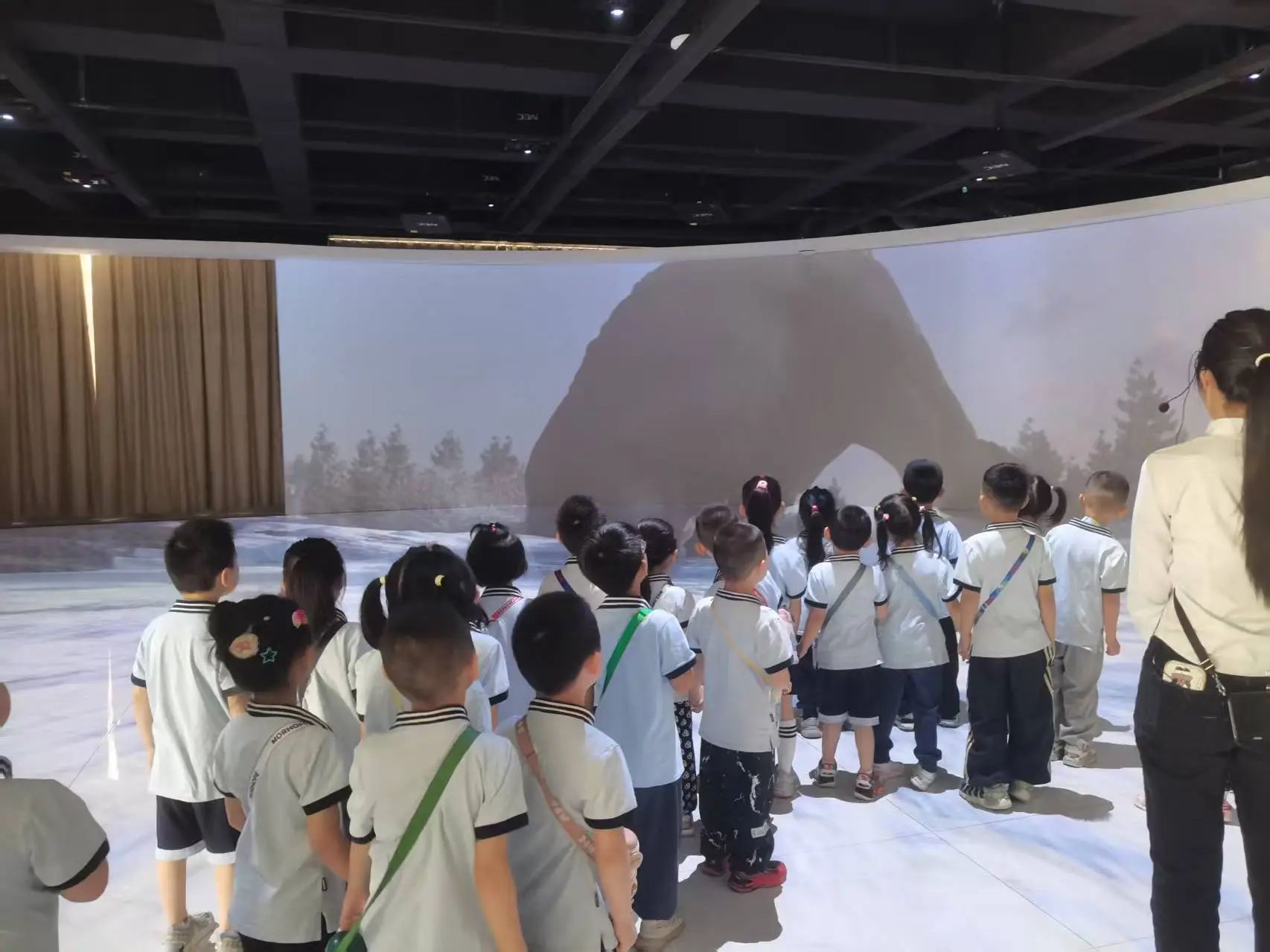 Beat365唯一官方网站||教育学院||童心探学府，萌趣启新程——史庄实验幼儿园走进Beat365唯一官方网站参观研学