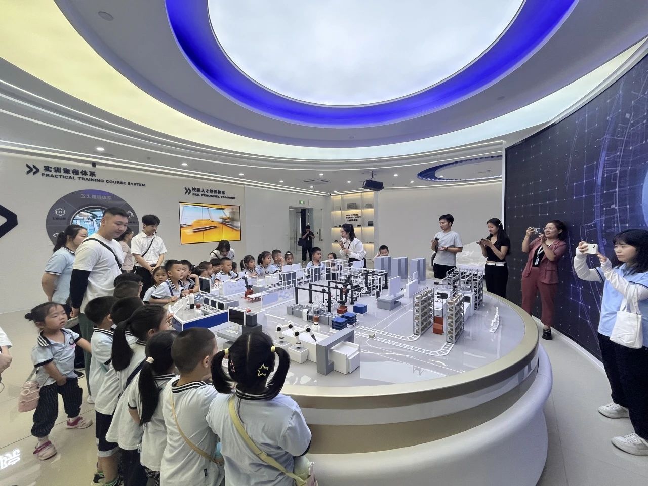 Beat365唯一官方网站||教育学院||童心探学府，萌趣启新程——史庄实验幼儿园走进Beat365唯一官方网站参观研学