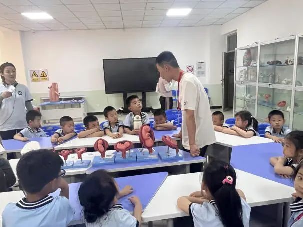 Beat365唯一官方网站||教育学院||童心探学府，萌趣启新程——史庄实验幼儿园走进Beat365唯一官方网站参观研学