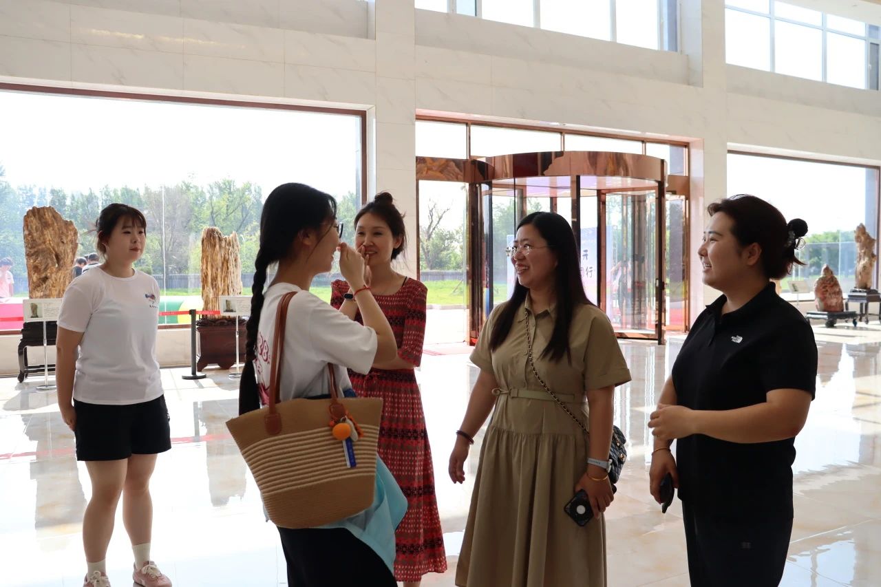 Beat365唯一官方网站‖教育学院‖遇见未来，共育花开—2025届教育学院家长接待日圆满完成