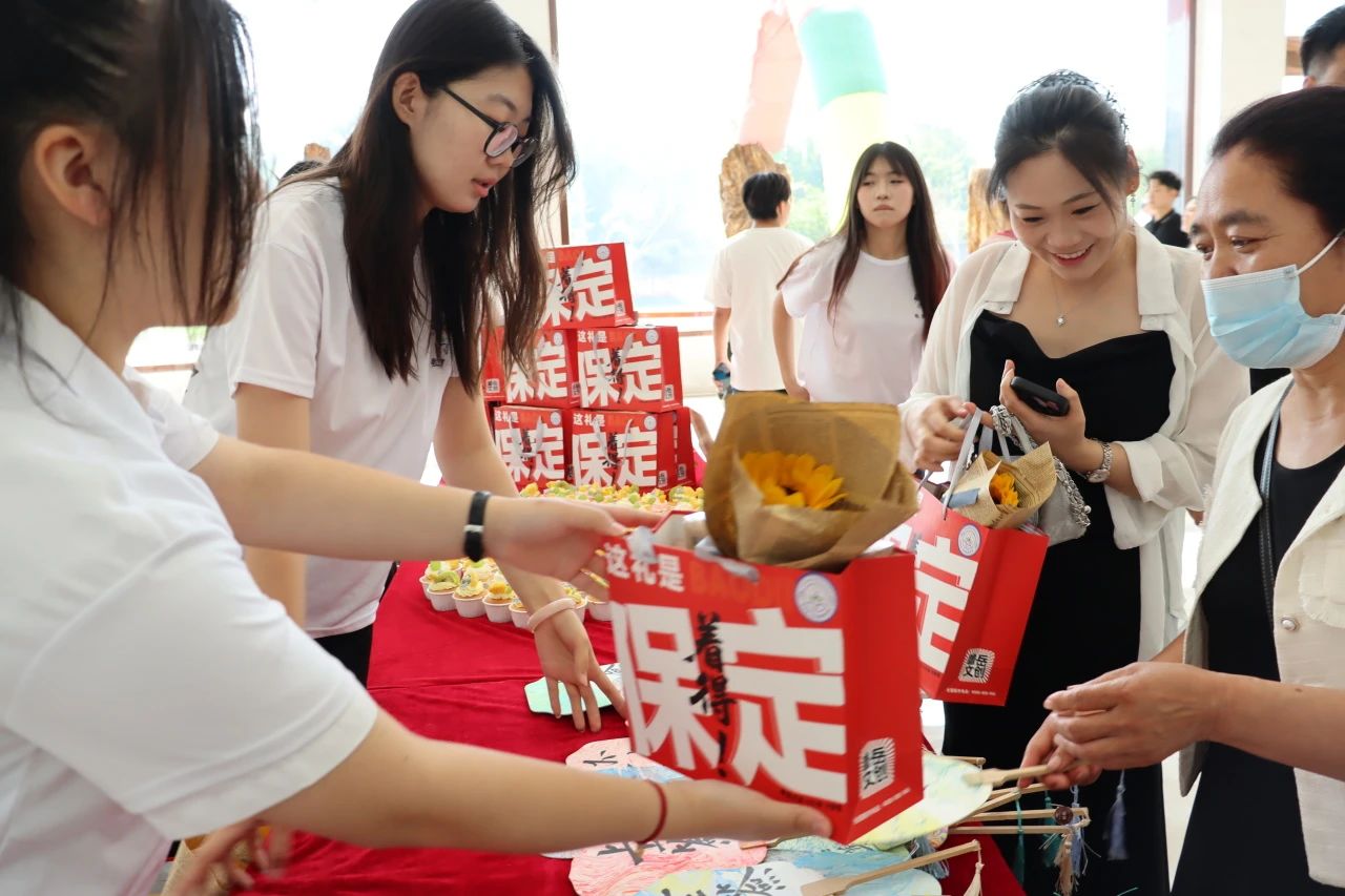 Beat365唯一官方网站‖教育学院‖遇见未来，共育花开—2025届教育学院家长接待日圆满完成