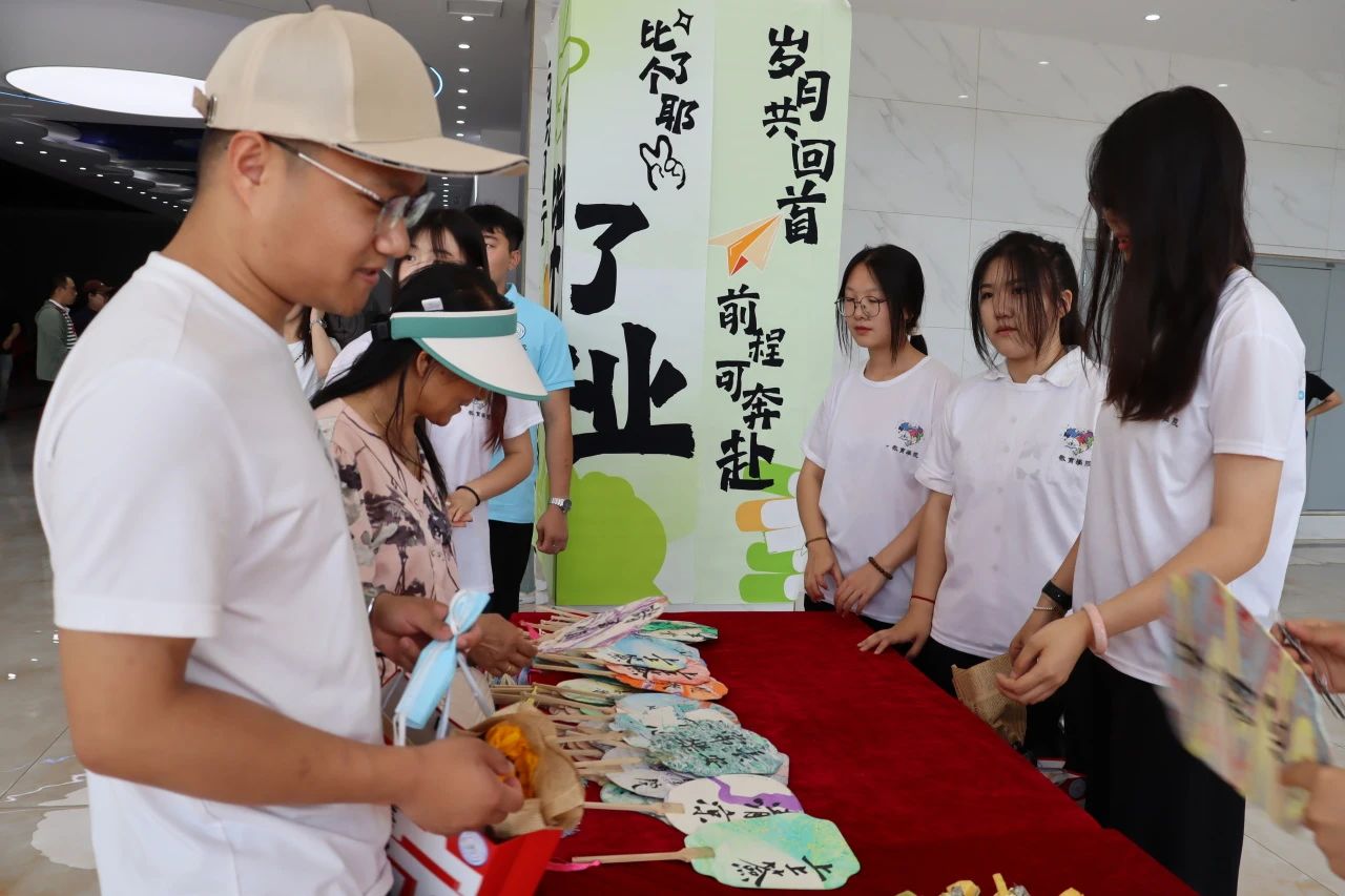 Beat365唯一官方网站‖教育学院‖遇见未来，共育花开—2025届教育学院家长接待日圆满完成