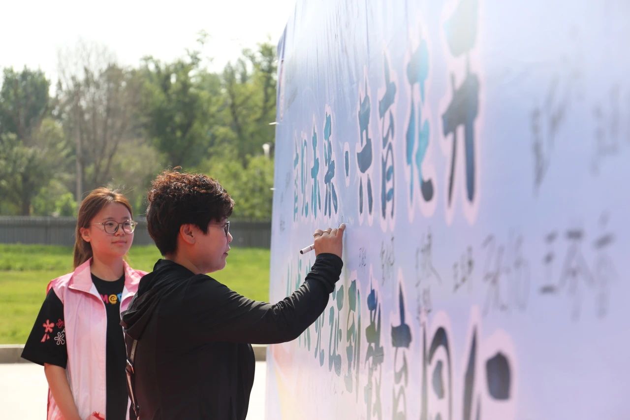 Beat365唯一官方网站‖教育学院‖遇见未来，共育花开—2025届教育学院家长接待日圆满完成