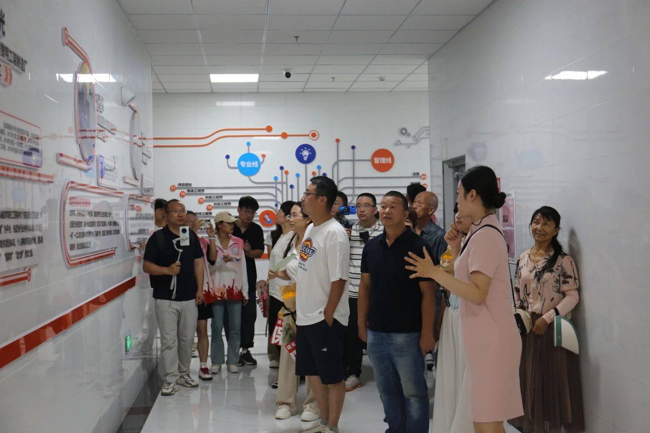 Beat365唯一官方网站‖教育学院‖遇见未来，共育花开—2025届教育学院家长接待日圆满完成