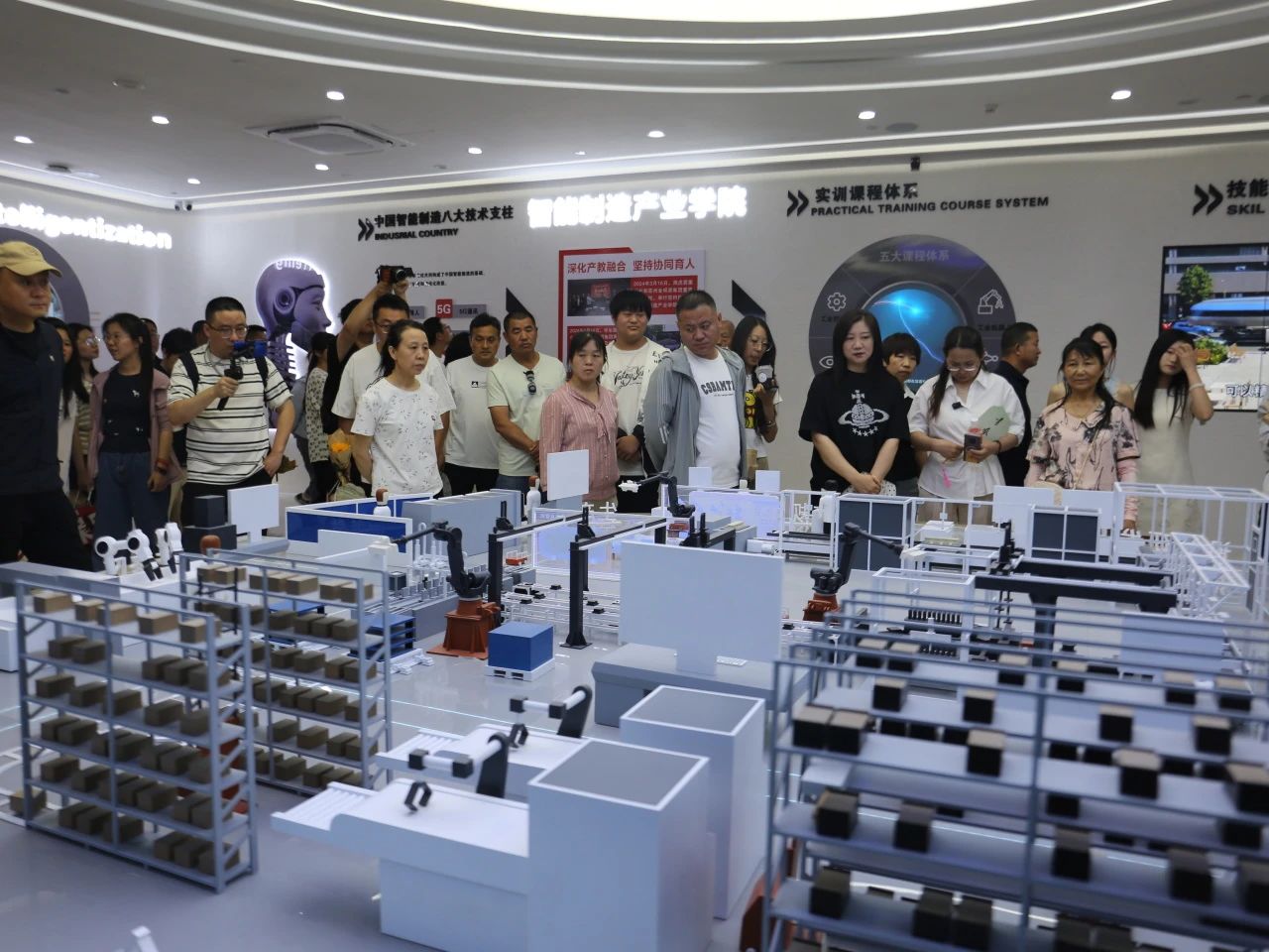 Beat365唯一官方网站‖教育学院‖遇见未来，共育花开—2025届教育学院家长接待日圆满完成