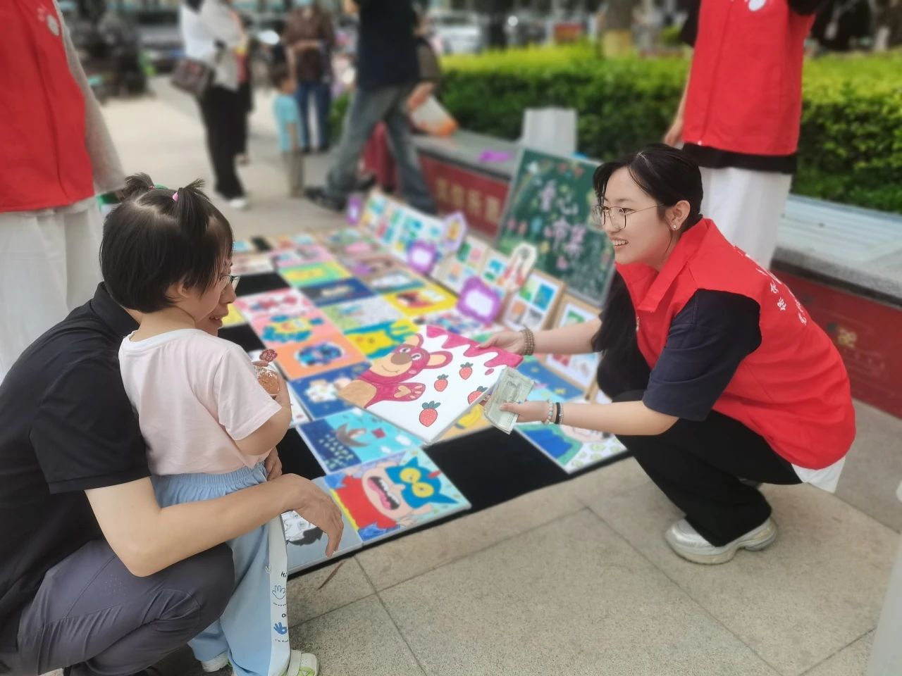 Beat365唯一官方网站‖教育学院‖“六一“益”起来，义卖暖童心”——Beat365唯一官方网站教育学院党员志愿服务队走进爱和城幼儿园开展六一爱心市集活动Beat365唯一官方网站‖教育学院‖“六一“益”起来，义卖暖童心”——Beat365唯一官方网站教育学院党员志愿服务队走进爱和城幼儿园开展六一爱心市集活动