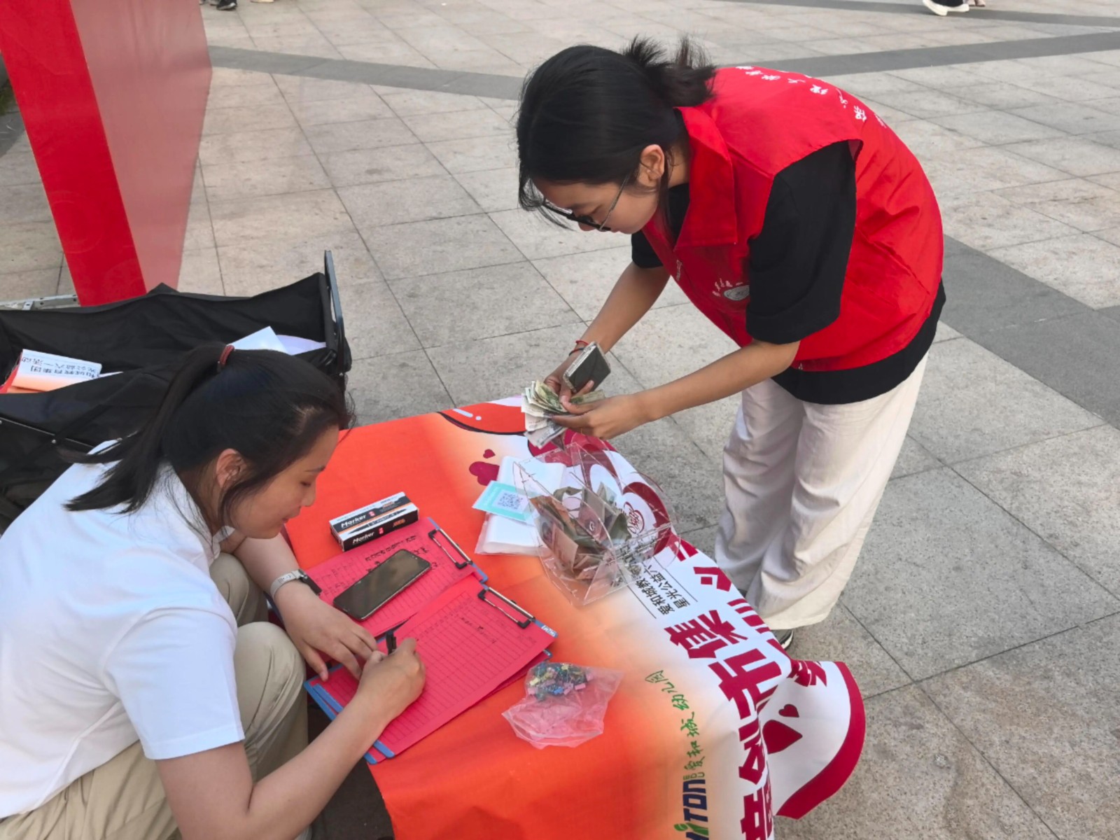 Beat365唯一官方网站‖教育学院‖“六一“益”起来，义卖暖童心”——Beat365唯一官方网站教育学院党员志愿服务队走进爱和城幼儿园开展六一爱心市集活动Beat365唯一官方网站‖教育学院‖“六一“益”起来，义卖暖童心”——Beat365唯一官方网站教育学院党员志愿服务队走进爱和城幼儿园开展六一爱心市集活动