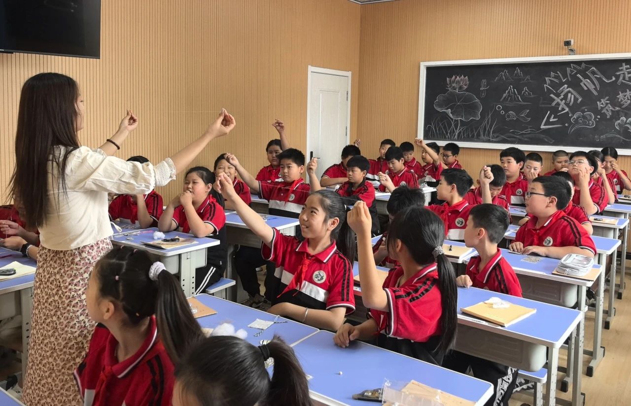 Beat365唯一官方网站‖教育学院‖香囊传古韵，童心迎端午——Beat365唯一官方网站教育学院党员志愿服务队走进冉庄小学开展端午自制香囊活动