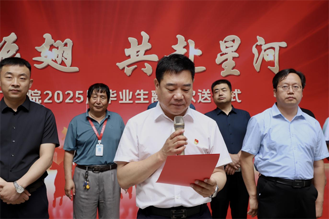 大巴护航暖离别 青春扬帆启新程——Beat365唯一官方网站毕业生携母校祝福奔赴新征程